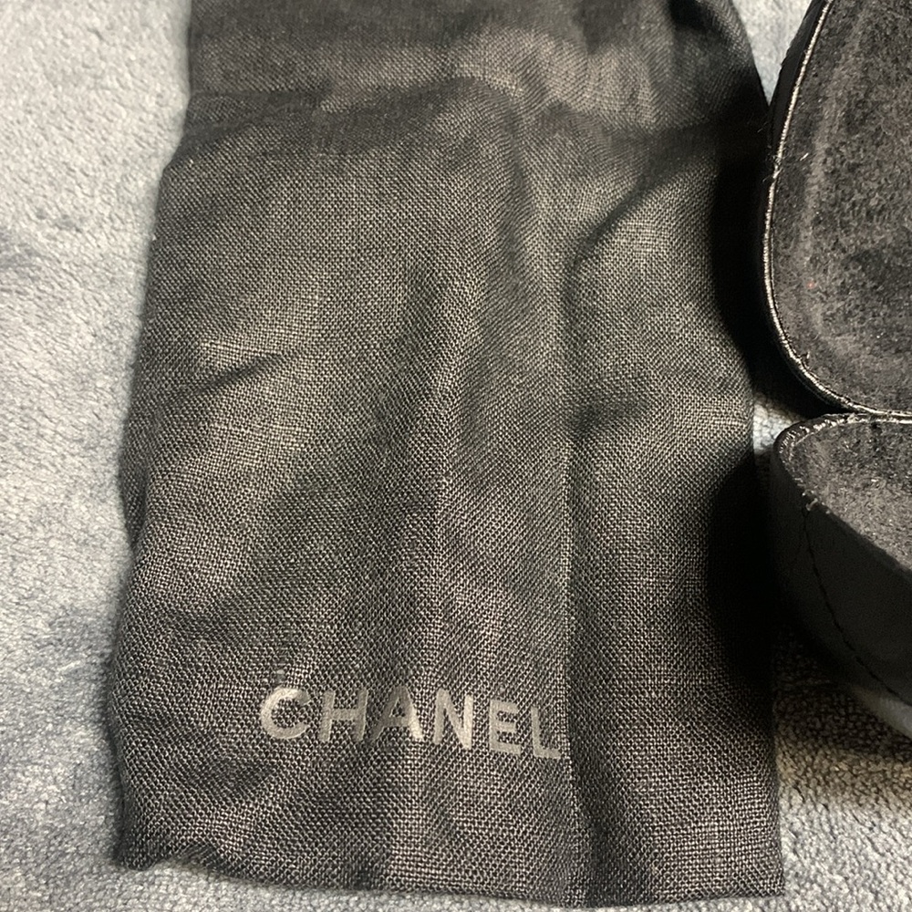 CHANEL Black Oversized Rectangular Sunglasses with Gradient Lenses - Picture 3 of 16